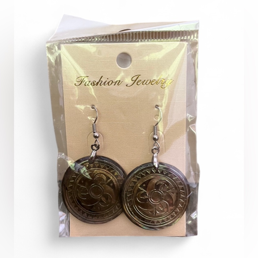 Pair of carved mother-of-pearl shell earrings - Picture 6 of 6